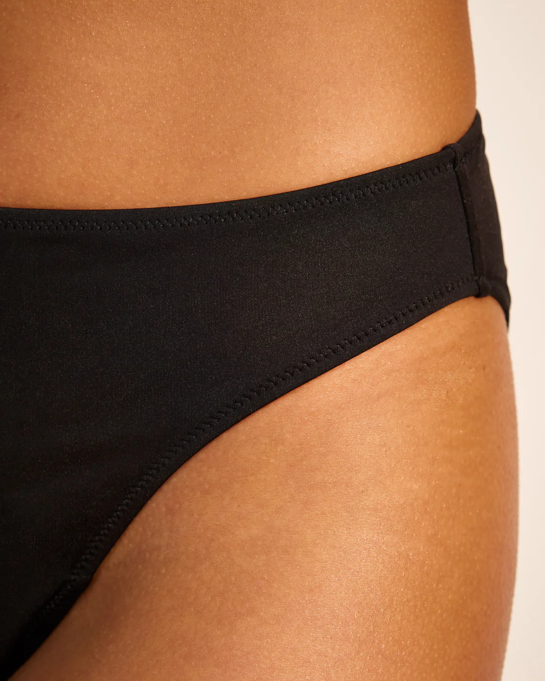 Shiny Perioden Bikini Slip glowing black - Image 4